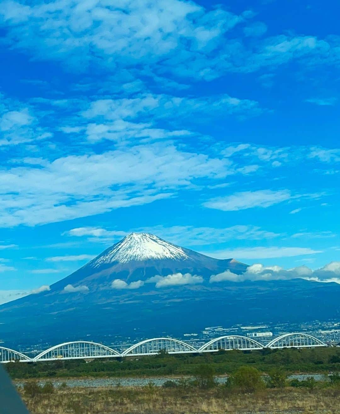 マイケル富岡のインスタグラム：「のぞみの車窓より〜大自然のエネルギー♡beautiful fujiyama♪my favorite power spot #worldheritage #mtfuji #powerspot #shooting #shinkansen #マイケル富岡 #タレント #俳優 #芸能登山部 #actor #actorslife #generalamericanhome #usatv #love #新幹線の車窓から #ラブフジヤマ #富士山 #パワースポット」