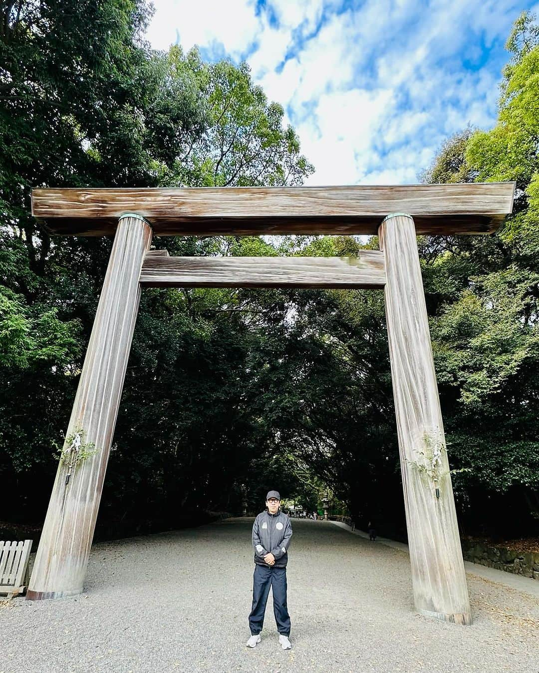 布袋寅泰さんのインスタグラム写真 - (布袋寅泰Instagram)「ホテ散歩@名古屋。熱田神宮から日置神社、東別院、大須観音へ。足腰に刺激を入れながら秋道を歩き、世界平和と今日のライブの無事を願い祈る。今日も青空「晴れ男？」のホテイさん。名古屋のみんな、今夜もよろしく！　#布袋寅泰 #ホテ散歩　#でら盛り上がろう」11月26日 11時55分 - hotei_official