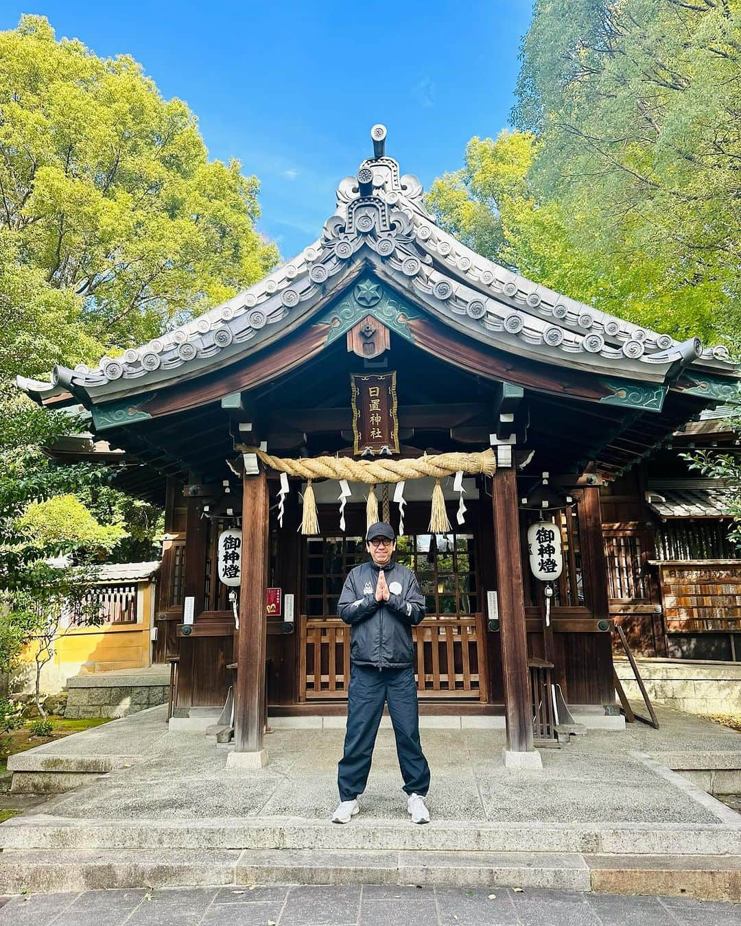 布袋寅泰のインスタグラム：「ホテ散歩@名古屋。熱田神宮から日置神社、東別院、大須観音へ。足腰に刺激を入れながら秋道を歩き、世界平和と今日のライブの無事を願い祈る。今日も青空「晴れ男？」のホテイさん。名古屋のみんな、今夜もよろしく！　#布袋寅泰 #ホテ散歩　#でら盛り上がろう」