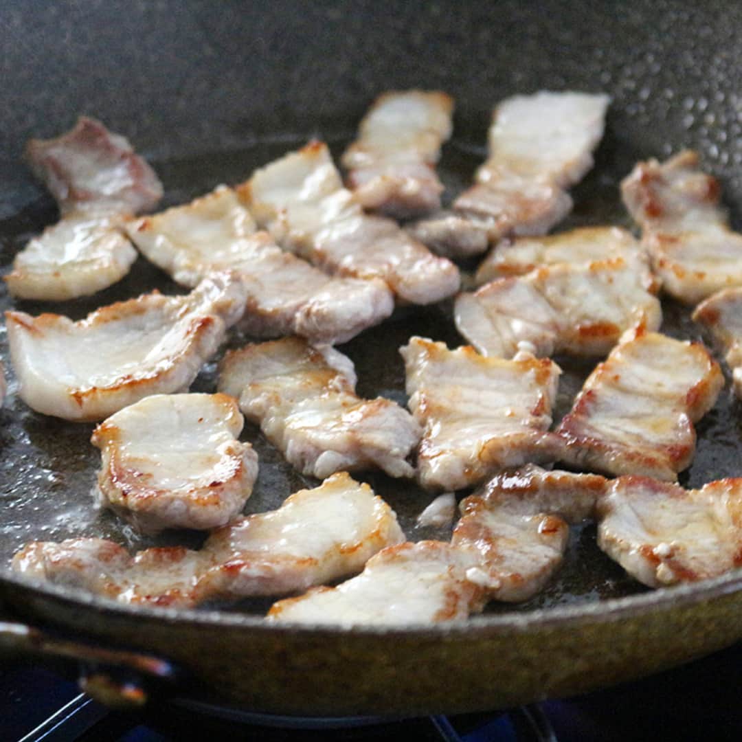 おうちごはん編集部さんのインスタグラム写真 - (おうちごはん編集部Instagram)「【豚バラとチンゲンサイのあんかけかた焼きそば】#レシピ あり▼  調理時間10分‼ おうちで作れちゃう本格味の中華料理レシピです😋  --------👇レシピ👇---------  豚バラとチンゲンサイのあんかけかた焼きそば  ▼材料（2人前）  ・豚バラ肉……150g ・チンゲンサイ……1株 ・舞茸……80g  ・ごま油……大さじ1/2  ・中華麺……2玉  【A】 ・鶏ガラスープの素……大さじ1/2 ・オイスターソース……小さじ１ ・水……200ml ・醤油……大さじ1 ・塩……適量 ・こしょう……適量  ・水溶き片栗粉（水と片栗粉1:1で合わせておく）……大さじ１と1/2  ▼作り方  1. 豚バラ肉とチンゲンサイは食べやすい大きさに切り、舞茸は小房に分ける。  2. フライパンにごま油を入れて加熱し、豚バラ肉を焼き目がつくまで炒める。  3. 1にチンゲンサイの茎・舞茸を加え炒め、チンゲンサイが透き通ったらAを加え軽く煮込む。  4. 3に火が通ったら水溶き片栗粉を加えて煮立たせ、とろみがついたらチンゲンサイの葉を加えて火を止め、混ぜ合わせる。  5. ごま油大さじ1（分量外）をフライパンにしき、中華麺をへらで押しつけながら焦げ目がつくまで両面焼く。  6. 5を皿に盛り、4をかける。  recipe & photo by @gucci.tckb  🔽「豚バラとチンゲンサイのあんかけかた焼きそば」のレシピは、おうちごはんの記事でもご紹介しています！ https://ouchi-gohan.jp/2600/  ------------------ ◆このレシピを作ってみたいと思った方は「保存📄」を、おいしそうと思った方はぜひ「いいね♥」してね😚  ◆ #おうちごはんLover を付けて投稿するとおうちごはんの記事やこのアカウント、おうちごはん発信のトレンドリリースなどでご紹介させていただくことがございます。スタッフが毎日楽しくチェックしています♪ ------------------  #おうちごはんlover #おうちごはんラバー #ouchigohanlover #ouchigohan  #あしたのおうちごはん #おうちごはん #recipe #レシピ #おうち中華 #中華 #中華料理 #本格中華 #かた焼きそば #あんかけ焼きそば #焼きそば #麺 #麺料理 #チンゲンサイ #豚肉 #献立 #自炊 #主食」11月26日 11時50分 - ouchigohan.jp