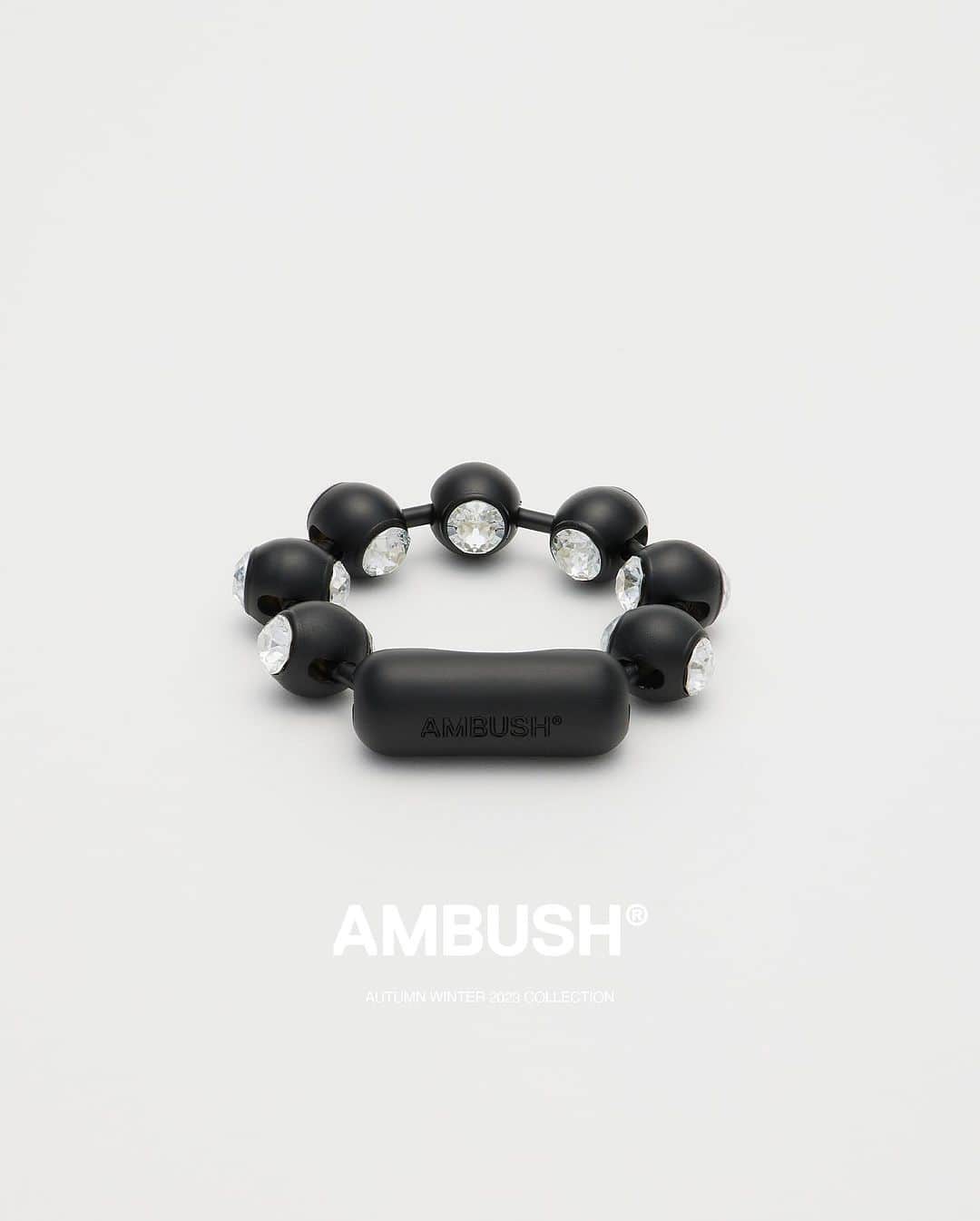 AMBUSHさんのインスタグラム写真 - (AMBUSHInstagram)「The rebellious outsider in a world of glitz and glamour.   Matte black accessories for #AMBUSH AW23 COLLECTION, including the new COUTURE BALL CHAIN NECKLACE, CHOKER, and BRACELET, an exclusive style only available at our WORKSHOP.」11月26日 11時51分 - ambush_official