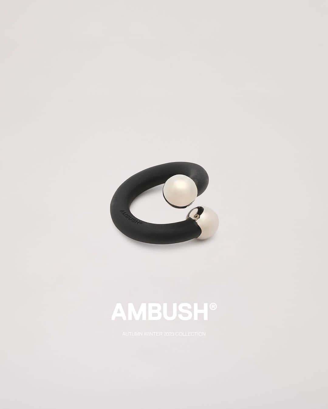 AMBUSHさんのインスタグラム写真 - (AMBUSHInstagram)「The rebellious outsider in a world of glitz and glamour.   Matte black accessories for #AMBUSH AW23 COLLECTION, including the new COUTURE BALL CHAIN NECKLACE, CHOKER, and BRACELET, an exclusive style only available at our WORKSHOP.」11月26日 11時51分 - ambush_official