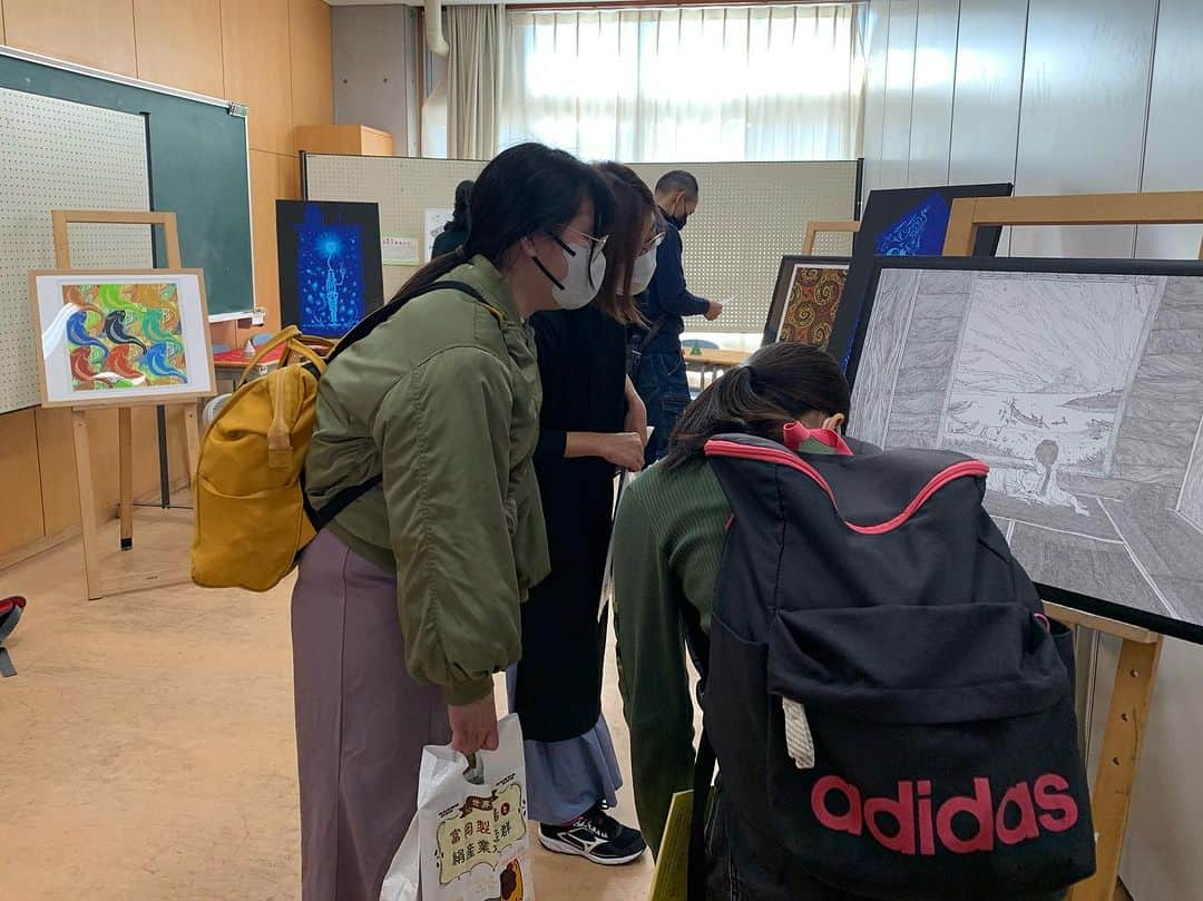 小川夏果さんのインスタグラム写真 - (小川夏果Instagram)「【鹿児島県立開陽高校・文化祭】伊地知拓郎・伊地知融民の母校です。教頭先生が前日に準備をして下さり『伊地知兄弟の世界』という教室を作ってくれました。感動🥹✨🙏 今日の夜18:40からはハートピア鹿児島で映画上映会を行います。来て下さる皆さんとお会いできるのを楽しみにしております☺️✨  #鹿児島 #伊地知 #伊地知兄弟 #映画 #絵画 #芸術 #art #film」11月26日 11時51分 - ogawanachu