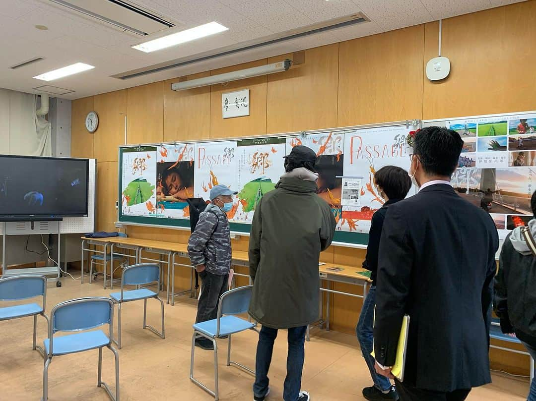 小川夏果さんのインスタグラム写真 - (小川夏果Instagram)「【鹿児島県立開陽高校・文化祭】伊地知拓郎・伊地知融民の母校です。教頭先生が前日に準備をして下さり『伊地知兄弟の世界』という教室を作ってくれました。感動🥹✨🙏 今日の夜18:40からはハートピア鹿児島で映画上映会を行います。来て下さる皆さんとお会いできるのを楽しみにしております☺️✨  #鹿児島 #伊地知 #伊地知兄弟 #映画 #絵画 #芸術 #art #film」11月26日 11時51分 - ogawanachu