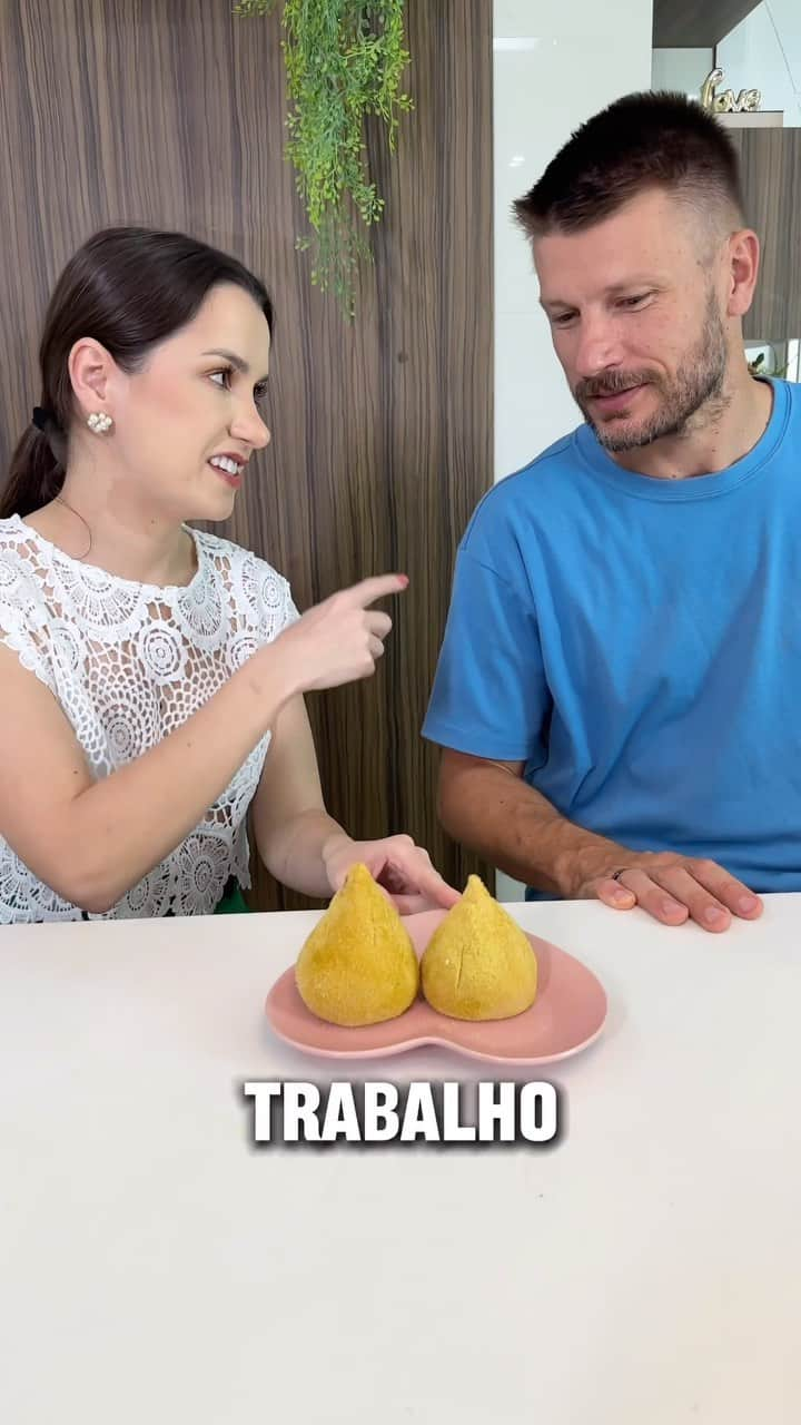 Rodrigo Hilbertのインスタグラム：「Ensinei o @rodrigohilbert fazer bolo em formato de coxinha. Devo contratá-lo?」