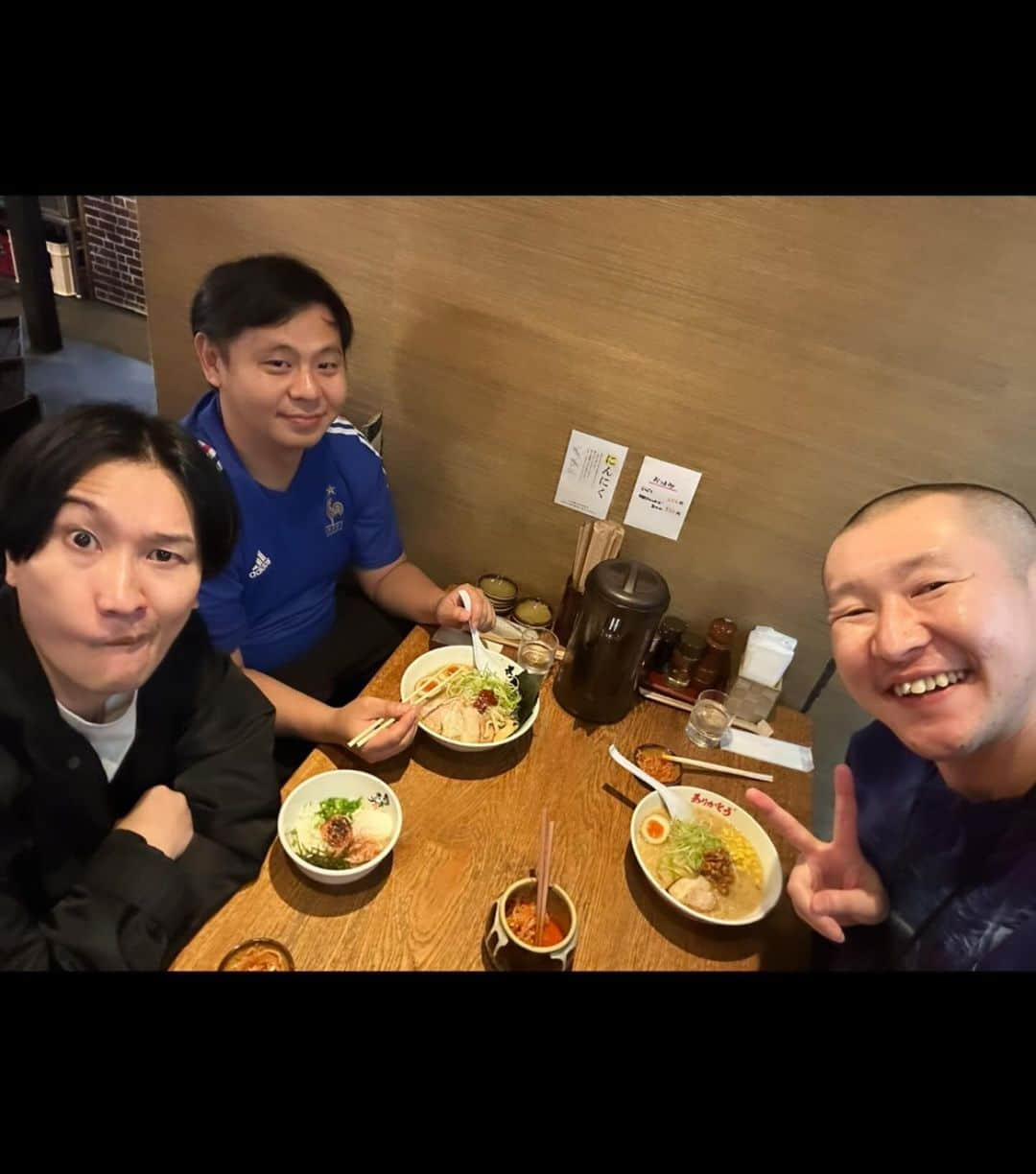 市川刺身さんのインスタグラム写真 - (市川刺身Instagram)「今日の服装。 カゲヤマ益田さんと相席スタート山添さんにサウナに連れて行って頂いた日。  ラッセンみたいなフード無しパーカーにMITSUBISHI OILのジャンパー。 NIKEの黒のシャカシャカ。 ALDIESの黒帽子にニューバランスの靴で金のがま口とyorozuのバッグ。  益田さんと山添さんにサウナに連れて行って頂いてご飯もご馳走になり凄く楽しかったです。 益田さんに車で送って頂いて高円寺で撮りました。 東京夜光花の配信駆け込めます。 11/29市川刺身のお造りライブ是非。 益田さん山添さんありがとうございます。  #今日着た服 #ファッション #古着 #カゲヤマ #相席スタート #サウナ」11月26日 2時56分 - soitsudoitsu