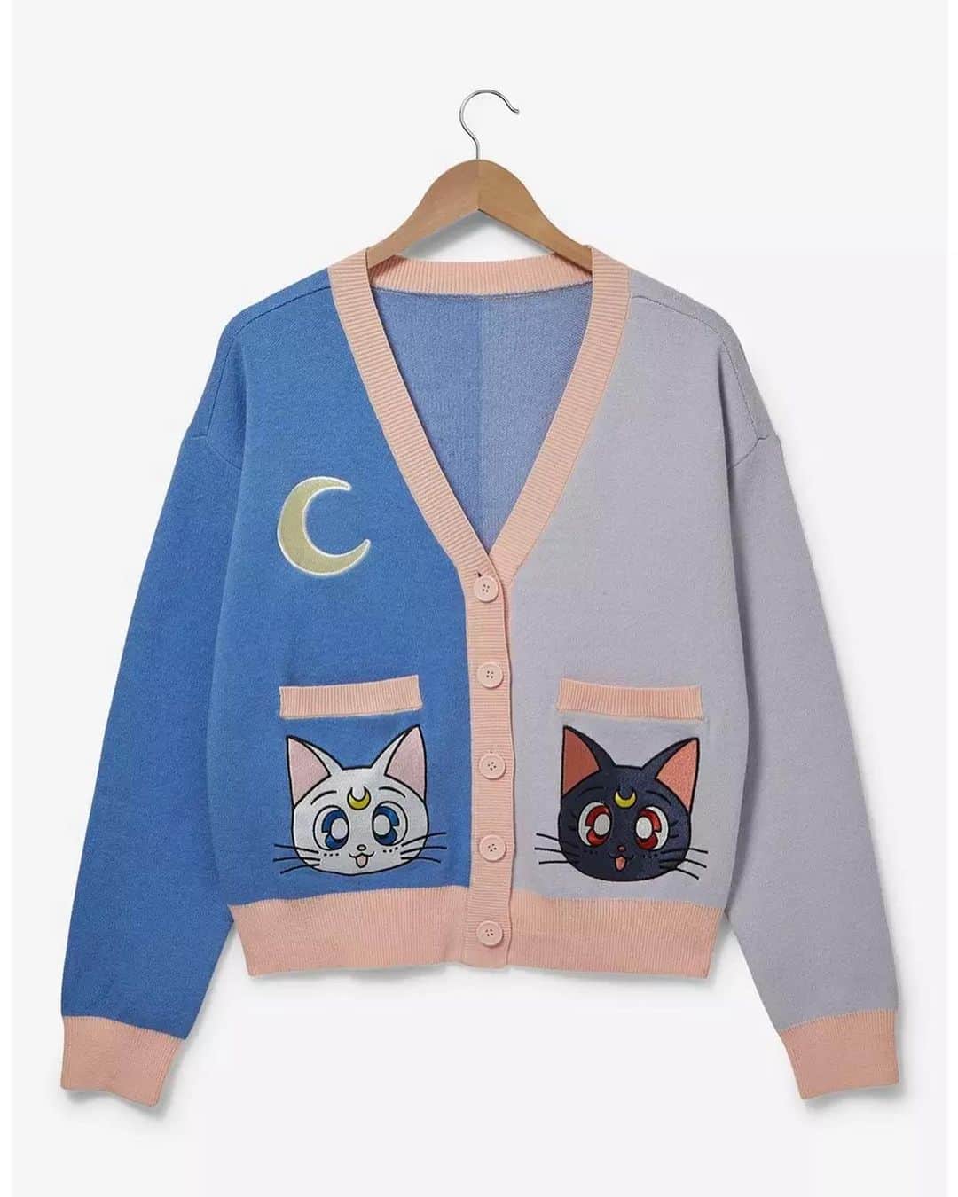 Sailor Moonさんのインスタグラム写真 - (Sailor MoonInstagram)「✨🌙 Mew Sailor Moon goods from @boxlunchgifts! I like this all over print button up! 🌙✨  #sailormoon #セーラームーン」11月26日 2時56分 - sailormoon_sc