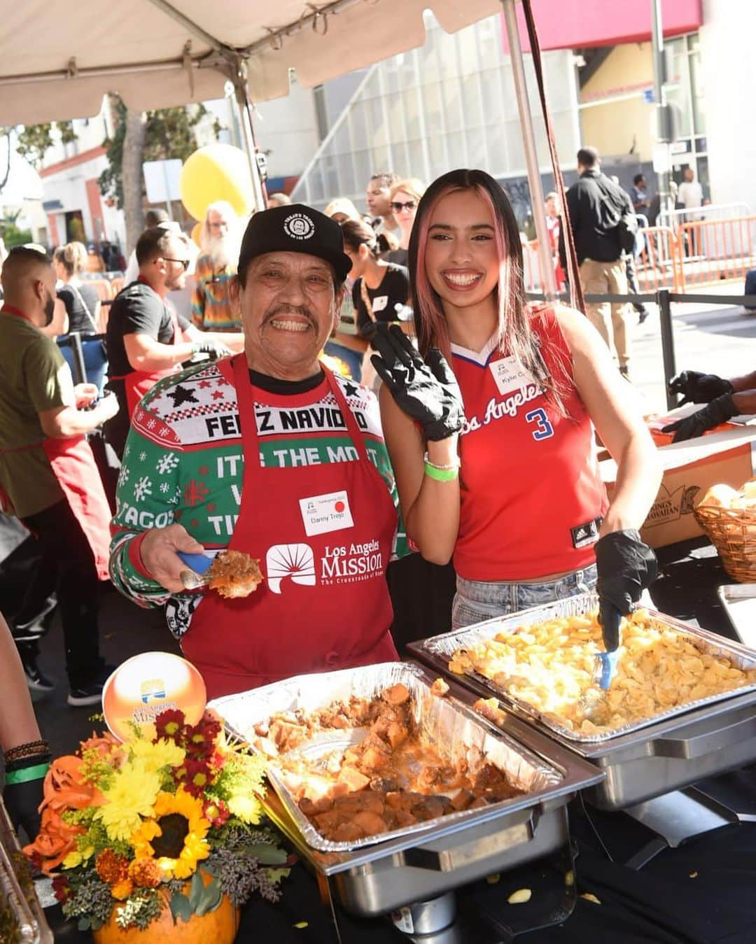 ダニー・トレホさんのインスタグラム写真 - (ダニー・トレホInstagram)「Such an honor to help serve a Thanksgiving dinner to those in need with the @thelamission. Life is all about giving back to others. I hope you all had a great #Thanksgiving, god bless!」11月26日 2時58分 - officialdannytrejo