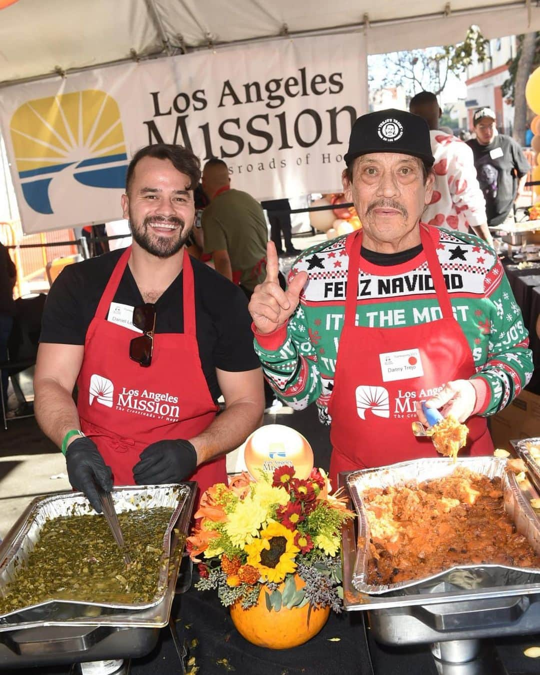 ダニー・トレホさんのインスタグラム写真 - (ダニー・トレホInstagram)「Such an honor to help serve a Thanksgiving dinner to those in need with the @thelamission. Life is all about giving back to others. I hope you all had a great #Thanksgiving, god bless!」11月26日 2時58分 - officialdannytrejo