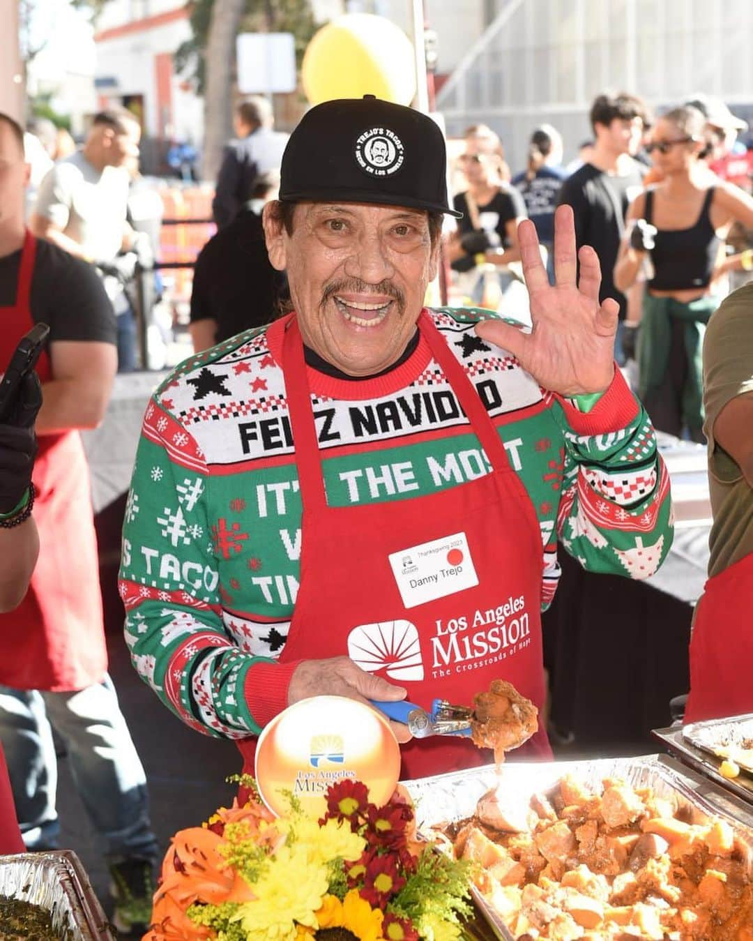 ダニー・トレホさんのインスタグラム写真 - (ダニー・トレホInstagram)「Such an honor to help serve a Thanksgiving dinner to those in need with the @thelamission. Life is all about giving back to others. I hope you all had a great #Thanksgiving, god bless!」11月26日 2時58分 - officialdannytrejo