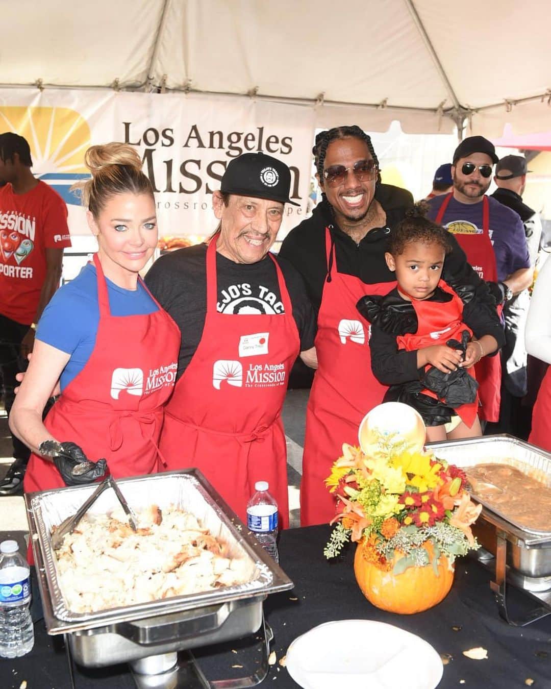 ダニー・トレホのインスタグラム：「Such an honor to help serve a Thanksgiving dinner to those in need with the @thelamission. Life is all about giving back to others. I hope you all had a great #Thanksgiving, god bless!」