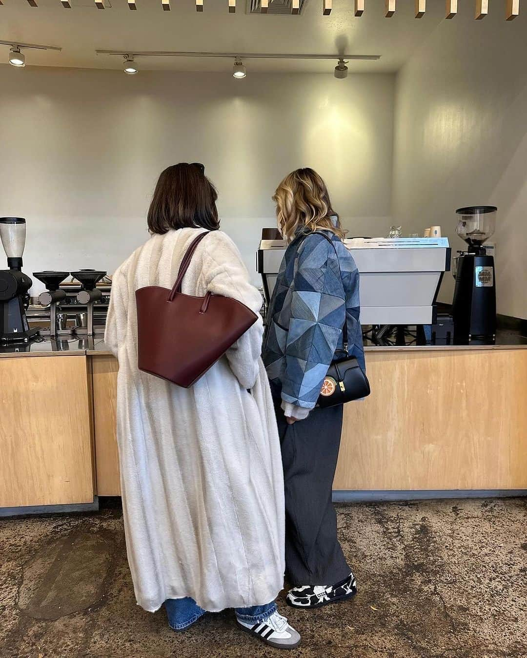 Blue Bottle Coffeeさんのインスタグラム写真 - (Blue Bottle CoffeeInstagram)「There’s a Blue Bottle Coffee cafe waiting to welcome you home for the holidays. When you need a moment of calm, visit us at your local cafe.  📍 Wolf Point Cafe - Chicago, IL (@vi.kaminska) 📍 Prudential Center Cafe - Boston, MA 📍 Williamsburg Cafe - Brooklyn, NY 📍Jackson Square Cafe, San Francisco, CA 📍 The Walker Cafe - Tribeca, NYC 📍 Tribune Tower Cafe - Chicago, IL 📍 Edgemar Cafe - Santa Monica, CA」11月26日 2時58分 - bluebottle