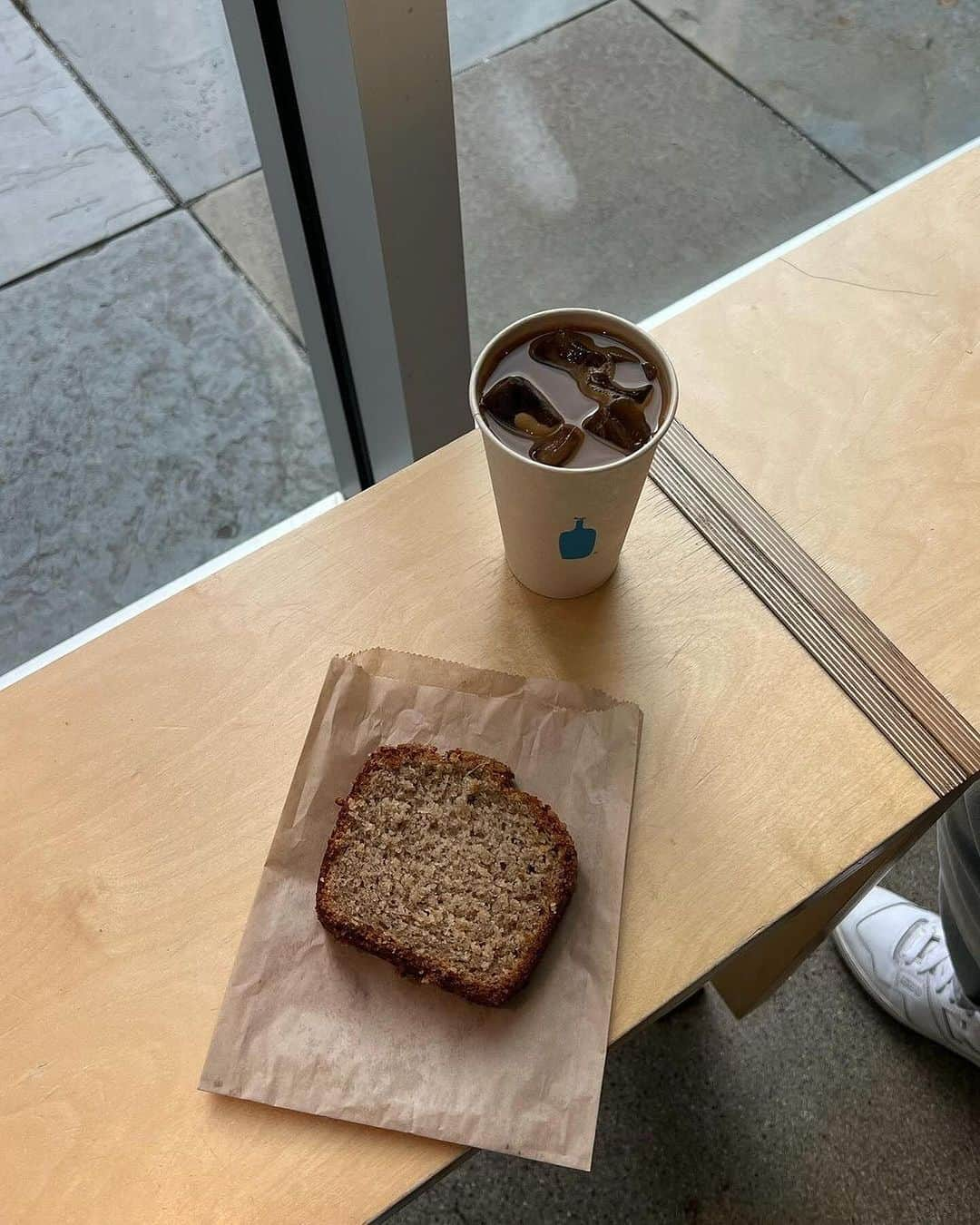 Blue Bottle Coffeeさんのインスタグラム写真 - (Blue Bottle CoffeeInstagram)「There’s a Blue Bottle Coffee cafe waiting to welcome you home for the holidays. When you need a moment of calm, visit us at your local cafe.  📍 Wolf Point Cafe - Chicago, IL (@vi.kaminska) 📍 Prudential Center Cafe - Boston, MA 📍 Williamsburg Cafe - Brooklyn, NY 📍Jackson Square Cafe, San Francisco, CA 📍 The Walker Cafe - Tribeca, NYC 📍 Tribune Tower Cafe - Chicago, IL 📍 Edgemar Cafe - Santa Monica, CA」11月26日 2時58分 - bluebottle