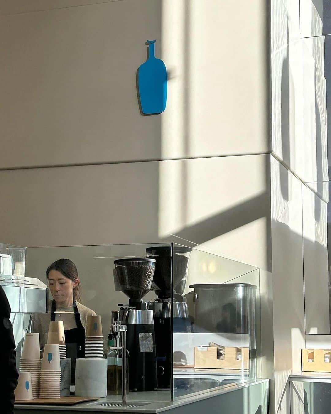 Blue Bottle Coffeeさんのインスタグラム写真 - (Blue Bottle CoffeeInstagram)「There’s a Blue Bottle Coffee cafe waiting to welcome you home for the holidays. When you need a moment of calm, visit us at your local cafe.  📍 Wolf Point Cafe - Chicago, IL (@vi.kaminska) 📍 Prudential Center Cafe - Boston, MA 📍 Williamsburg Cafe - Brooklyn, NY 📍Jackson Square Cafe, San Francisco, CA 📍 The Walker Cafe - Tribeca, NYC 📍 Tribune Tower Cafe - Chicago, IL 📍 Edgemar Cafe - Santa Monica, CA」11月26日 2時58分 - bluebottle