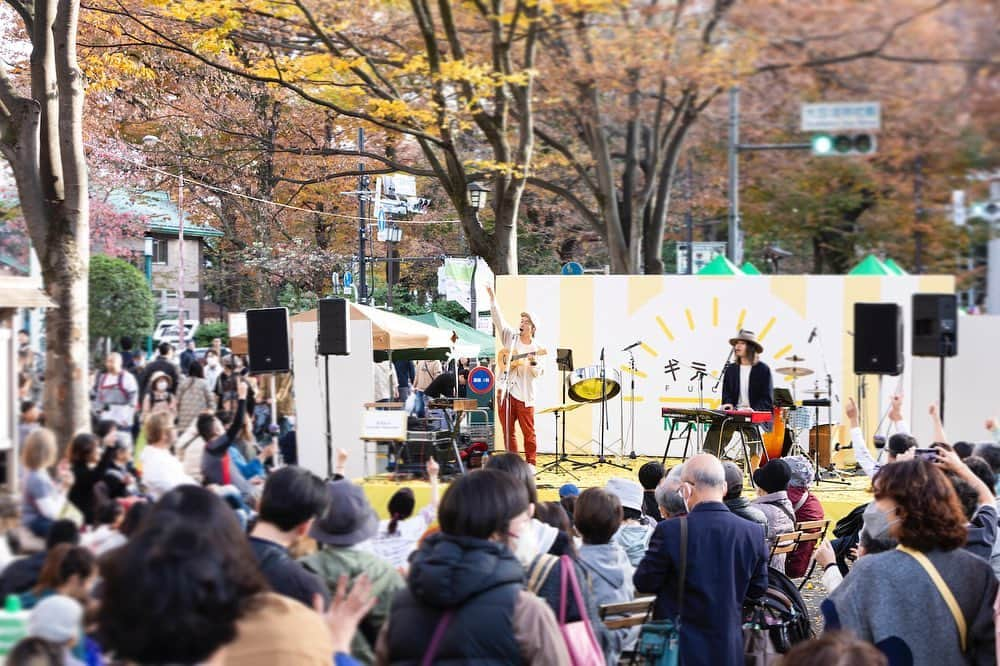 YoYoのインスタグラム：「「キテキテ府中マルシェ」へ宮 武弘 ＆ YoYo the "Pianoman" 出動して参りました！11/23祝日、勤労感謝の日に^ ^  この日の府中駅前エリアは沢山の人で溢れ大賑わい！車を停めるのにも渋滞、エレベーター乗るのもパツンパツンという中、、会場となった大国魂神社前のけやき並木、ロケーション最高！！！(°▽°)  隣町からこうしてお声がけいただきまして、小金井市の観光大使、こんなに熱い府中の街のイベントへ出演させていただける大変嬉しい機会！！！  宮 武弘楽曲のスーパーハッピーサウンドへのキーボード参加。レクチャー&マイクパフォーマンスで子供から大人まで掴みにかかる術はさすがでして！そんな隊長宮さん率いる4人編成で徐々にあったまって行く、、、  ポップでフォークでカントリーで・・・スウィング！YoYo the "Pianoman" 名刺代わりのナンバーもスチールパン＆パーカス入りのフレッシュな編成でかなり、かなり楽しく熱いソロ回しとなりました！もぅ、織り交ぜられる小ネタもサイコっw  温かい拍手喝采で迎え入れてくれた府中エリアオーディエンス皆さんサイコっ！秋を思いっきり感じられるこんな素敵なロケーションでの音楽なひとときが最高ー！🎵w でした。  まさしくOh、けやき並木〜！！！このワードに集約されるこの日の心地良さ。  来年1/12に府中駅前のホールで行われる宮 武弘ワンマンライブ！ココにもわたくしキーボード参加！お声がけ嬉しく精一杯奏でたいと思います。  ライブでお知らせさせてもらいましたが、YoYo the "Pianoman"のクリスマスライブツアースタートまであと、ちょうど２週間！ここからバタバタな準備を進めつつ、12/10大阪→12/17福岡→12/24東京という、各地違ったゲストアーティストをお招きする今回のスペシャルな3公演、是非こちらにもご注目の上、集合いただけると嬉しいです。思い切り音楽な、僕にとって贅沢なクリスマス、共に過ごしましょう🎄  <詳細HP> https://yoyothepianoman.bitfan.id/contents/129521  本当に良い夢が見れちゃうような、本当に気持ち良い1日でした！府中に集合ー！してくれたファミ達、感激ーーー！！！(ん？ほんで楽しかったのぉ？)  <Photo1〜5> 写真撮影　キリンニジイロ 鈴木智哉　@suzutomophoto <Photo6〜10> team staff  酉の市が催される大国魂神社、出店だらけで大賑わい！なんだか・・・平和を感じますね！  そして、お越しくださったお客さんの中に、約25年ぶりの再会ともなるようなレベルの偶然再会が、、、一つどころか、複数ありまして、、、ビックリ！なんとも楽しくなるような瞬間を感じれた1日に(　ﾟдﾟ)なりました！の。」