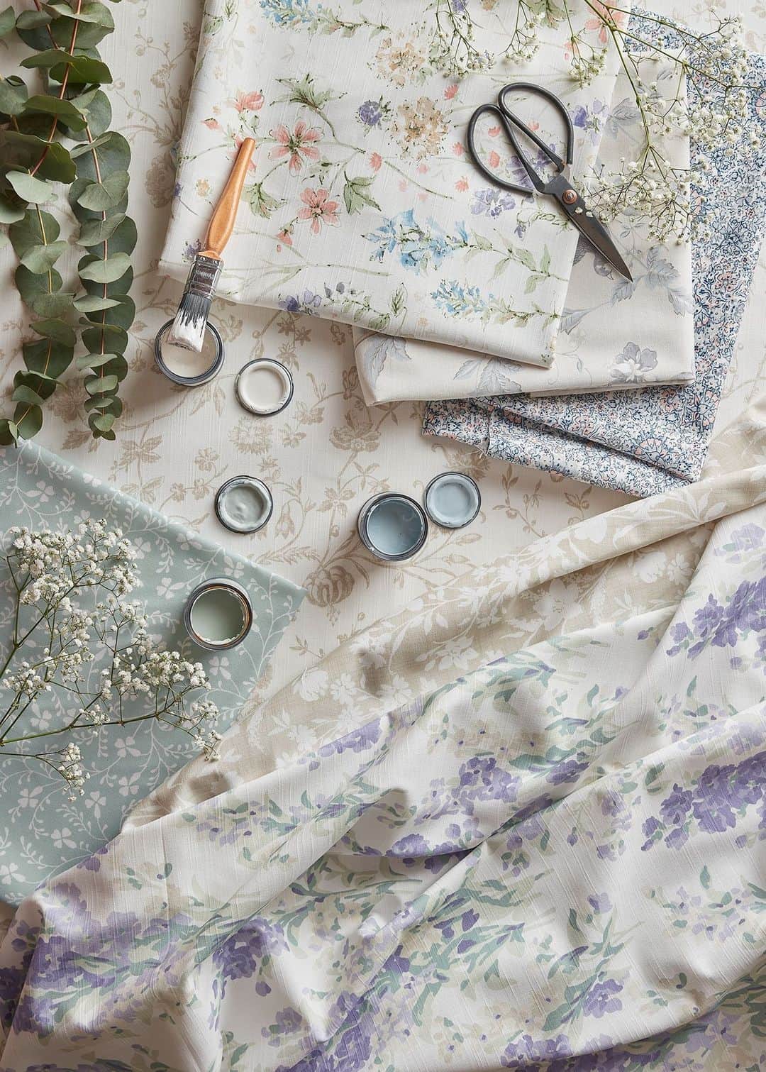 ローラアシュレイのインスタグラム：「Celebrate #SmallBusinessSaturday ✨⁣ ⁣ We are proud to be stocked in many independent interior stockists across the UK. Within these beautiful stores, you can browse through our 70th Anniversary Wallpaper and Fabric books to find the perfect design for your home.⁣ ⁣ Find the nearest stockists to you at the link in bio.」
