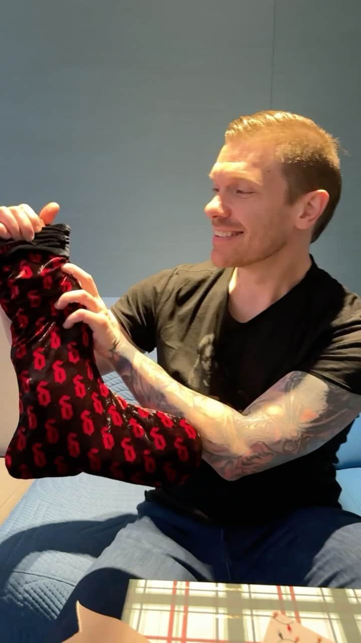 Shinedownのインスタグラム：「Unbox 🎁 some of our favorite holiday pieces with @TheBrentSmith!  Shop the new holiday merch line & check out our sale 🏷️ category for 15% off now through Dec 8th.  📣 Items are going QUICK!  SOLD OUT of the ornament & car decal 🚨  🛒 at the 🔗 in bio  #Shinedown #Holidays #BlackFriday #NewMerch #Sale」