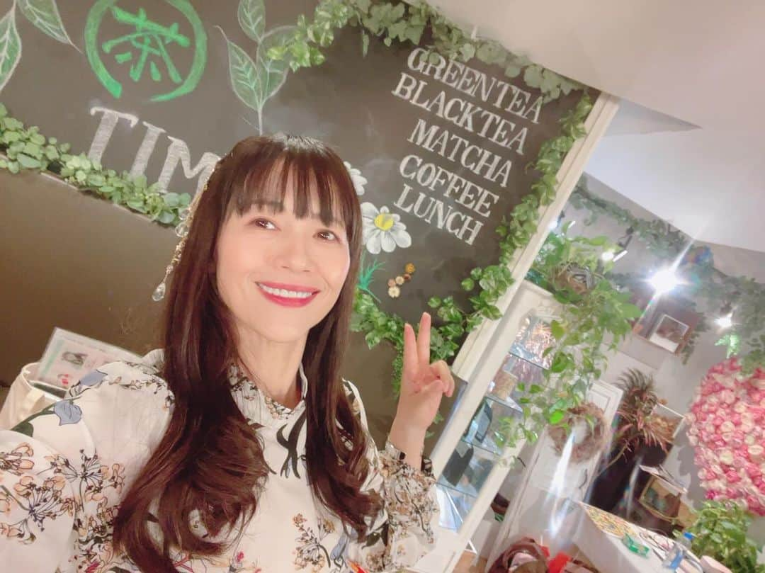 うちやえゆかさんのインスタグラム写真 - (うちやえゆかInstagram)「昨日は水戸の五條真由美さん家の素敵な 茶cafe leaf gardenにて歌とおしゃべりの 『和茶っとライブ2023』でした。 五條さんやえ丼とみんなで、わちゃっと にぎやかなひとときを過ごしました🍵  話して歌ってまた話して。笑顔のみんなと笑い声と。 距離の近い和み空間。楽しかった✨ ご来場のみなさん、五條さんありがとうございました😊  今回のライブでも、念願の注文を 取らせていただき&カフェ店員さん気分 も楽しませてもらっちゃいました😊  お食事も美味しそうでしたね！ 抹茶ラテも美味しかった♪  お洒落で素敵💕居心地よしです いい感じの店内。写真撮りまくりました🤳  可愛いイラストありがとう💖  #茶cafeleafgarden #水戸 #五條真由美 #うちやえゆか #カフェ #ライブ」11月26日 3時05分 - yukauchiyae