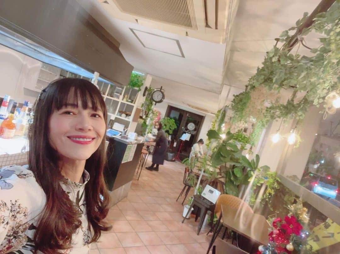 うちやえゆかさんのインスタグラム写真 - (うちやえゆかInstagram)「昨日は水戸の五條真由美さん家の素敵な 茶cafe leaf gardenにて歌とおしゃべりの 『和茶っとライブ2023』でした。 五條さんやえ丼とみんなで、わちゃっと にぎやかなひとときを過ごしました🍵  話して歌ってまた話して。笑顔のみんなと笑い声と。 距離の近い和み空間。楽しかった✨ ご来場のみなさん、五條さんありがとうございました😊  今回のライブでも、念願の注文を 取らせていただき&カフェ店員さん気分 も楽しませてもらっちゃいました😊  お食事も美味しそうでしたね！ 抹茶ラテも美味しかった♪  お洒落で素敵💕居心地よしです いい感じの店内。写真撮りまくりました🤳  可愛いイラストありがとう💖  #茶cafeleafgarden #水戸 #五條真由美 #うちやえゆか #カフェ #ライブ」11月26日 3時05分 - yukauchiyae