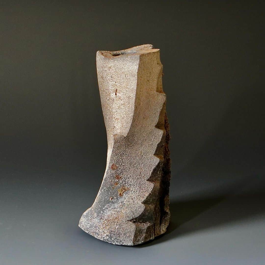 佐竹晃さんのインスタグラム写真 - (佐竹晃Instagram)「Wood fired sculptural vase. Greetings of the season!  Online Holiday Open Kiln Sale More than 300 new pots will be available online starting Dec. 1st, 8pm (ET, U.S.) www.akirasatake.com or link in my bio. Free shipping within the U.S. with purchase of $200 or more, from Dec. 1st through Sunday Dec. 3rd, 11:59PM.  .  #ikebana #いけばな  #akirasatakeceramics #clay  #asheville  #vase #花器　#gallerymugen  #陶芸 #陶芸家  #佐竹晃 #ceramics #pottery #japanese #japanesepottery #vase」11月26日 3時14分 - akirasatake
