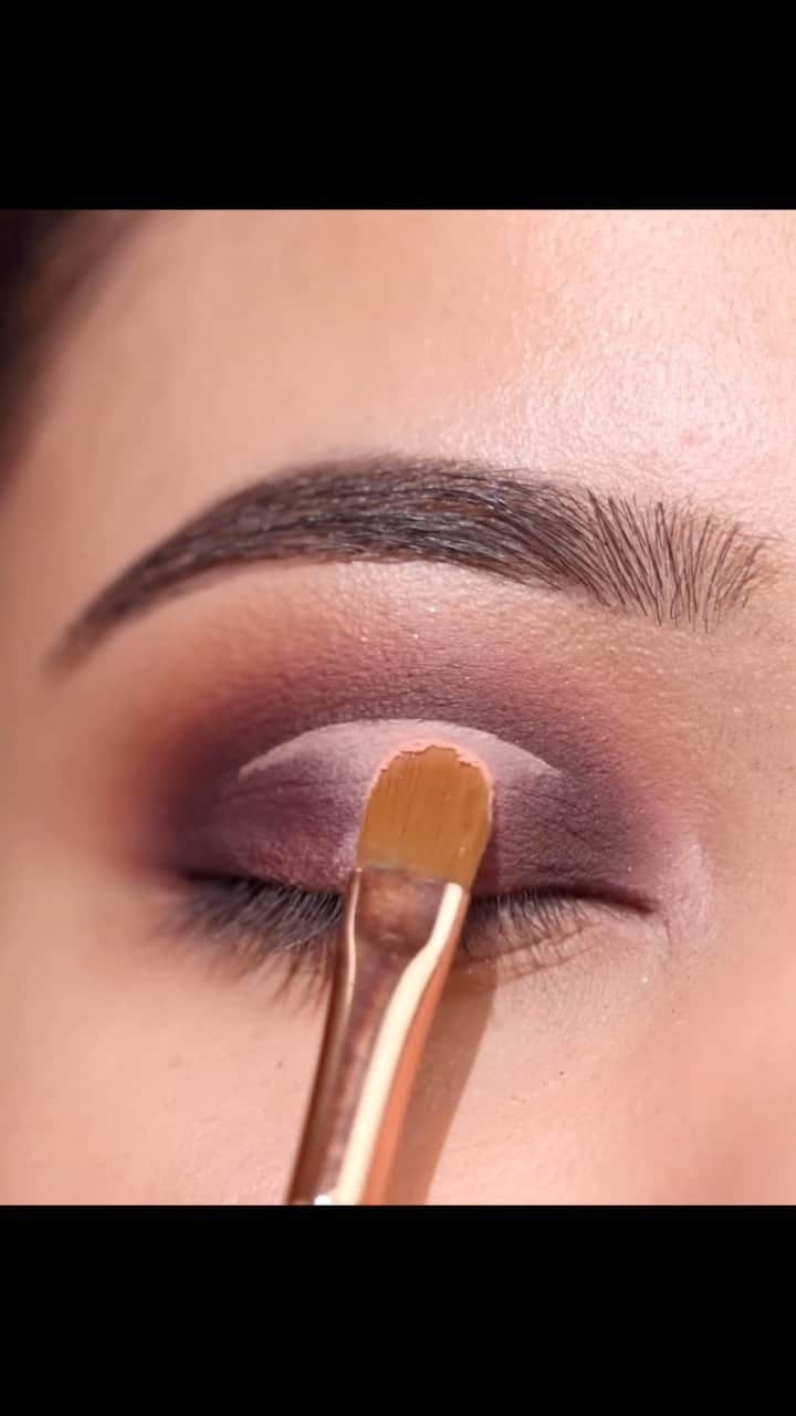 wakeupandmakeupのインスタグラム：「PINK halo eyes 🩷☝️@palletesandpaint  Used @plouise_makeup_academy Wedding wish xl Palette from @koskinandbeauty 🩷   Also used :  @suvabeauty Festivals Palette for metal liner  @henaahainaabeauty Shizaa Lashes  @otakulens_official pacific grey contacts」