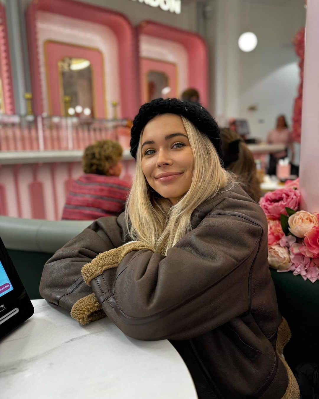 SANDRA KUBICKAさんのインスタグラム写真 - (SANDRA KUBICKAInstagram)「Dawno tu normalnej foty nie było, więc jestem 🤡 Happy Weekend! 🩷」11月26日 3時22分 - sandrakubicka