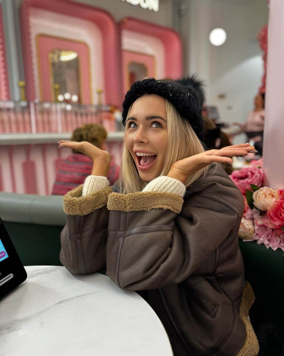 SANDRA KUBICKAさんのインスタグラム写真 - (SANDRA KUBICKAInstagram)「Dawno tu normalnej foty nie było, więc jestem 🤡 Happy Weekend! 🩷」11月26日 3時22分 - sandrakubicka