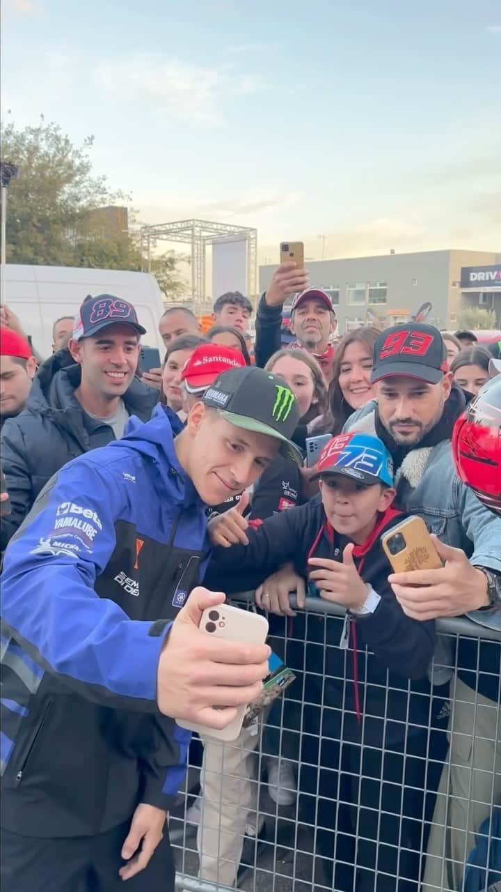 YamahaMotoGPのインスタグラム：「An impressive Comeback Rider of Year prize (@fabioquartararo20 receives his weight in beer)🍻👀   #MonsterYamaha | #MotoGP | #ValenciaGP」