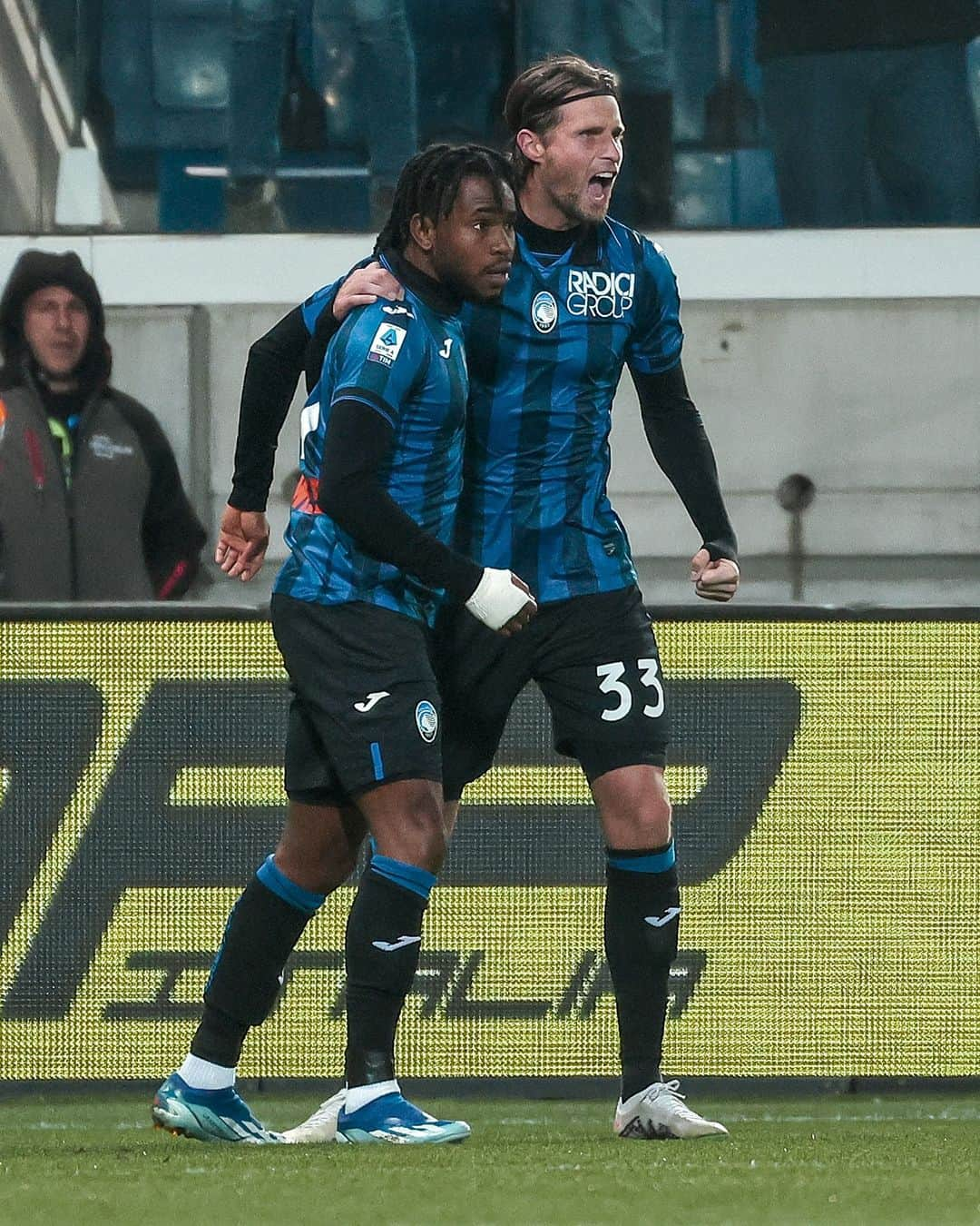 アタランタBCのインスタグラム：「Sì così Molaaa 👌🏾👀👌🏾  Your goalscorer + Your assist provider 😍  #AtalantaNapoli [1-1] #SerieA #GoAtalantaGo ⚫️🔵」