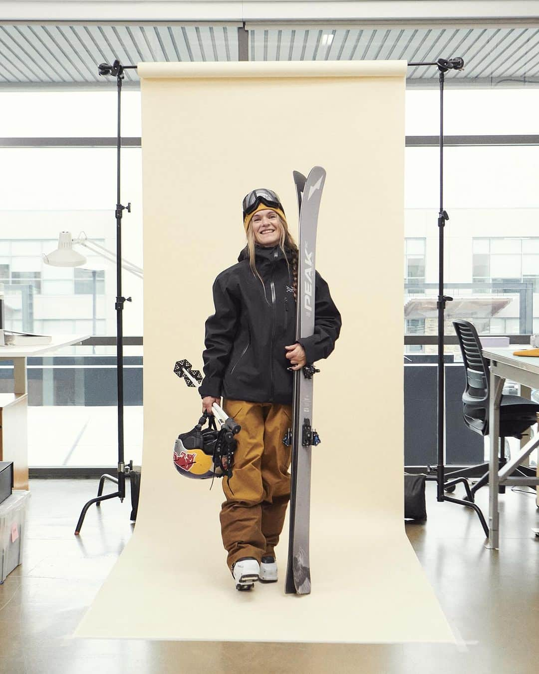 アークテリクスさんのインスタグラム写真 - (アークテリクスInstagram)「Our female snow athletes said: Give us a relaxed-fit freeride kit. So we got to work. Three years, countless prototypes, and infinity stitches later — the new Sentinel Relaxed Jacket and Pant are here.   Go behind the seams on the blog to read about how we got here – link in bio.   #arcteryx」11月26日 3時30分 - arcteryx