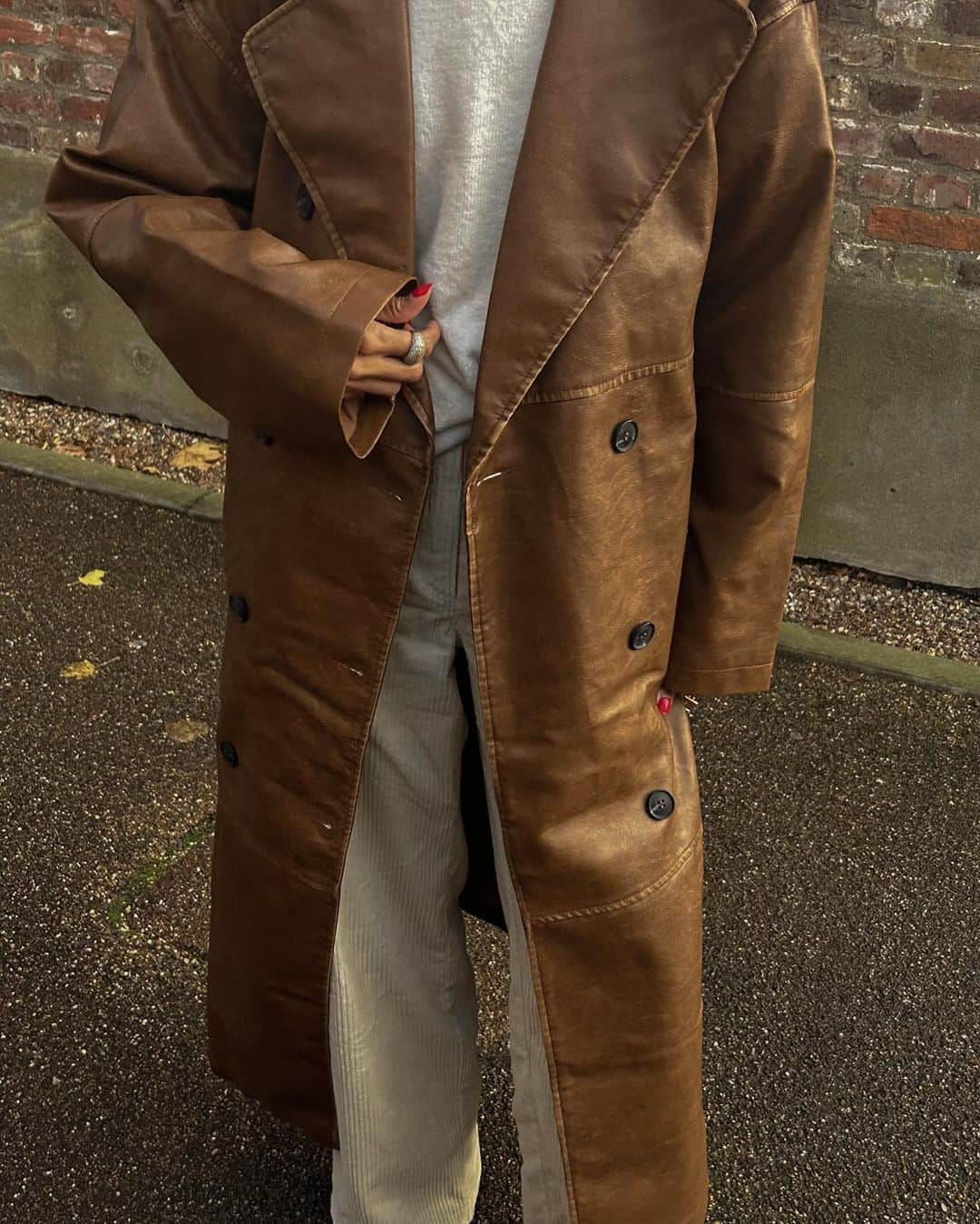 トップショップさんのインスタグラム写真 - (トップショップInstagram)「The timeless trench.  #topshopmuse @sapna_rao wears tan faux leather trench [131048749]」11月26日 3時34分 - topshop