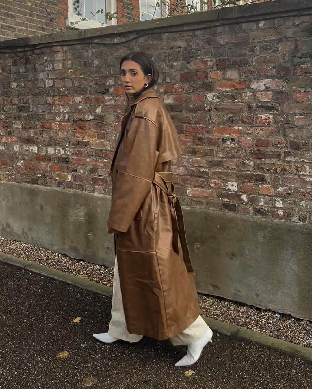 トップショップさんのインスタグラム写真 - (トップショップInstagram)「The timeless trench.  #topshopmuse @sapna_rao wears tan faux leather trench [131048749]」11月26日 3時34分 - topshop