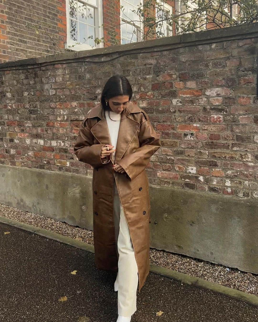 トップショップさんのインスタグラム写真 - (トップショップInstagram)「The timeless trench.  #topshopmuse @sapna_rao wears tan faux leather trench [131048749]」11月26日 3時34分 - topshop