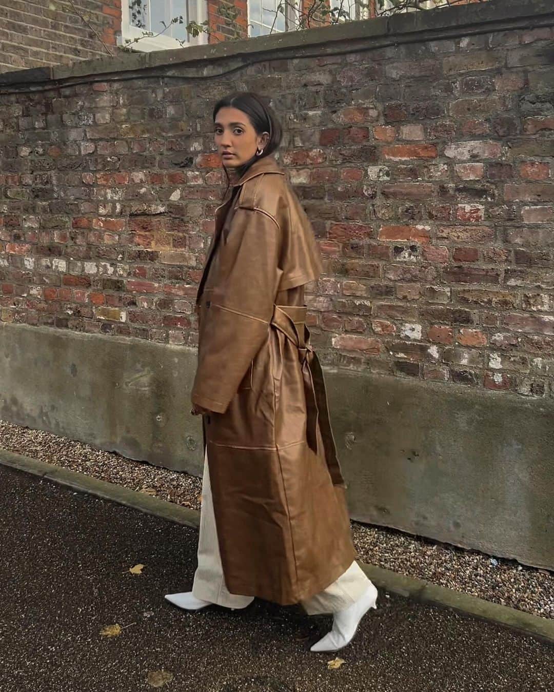トップショップのインスタグラム：「The timeless trench.  #topshopmuse @sapna_rao wears tan faux leather trench [131048749]」