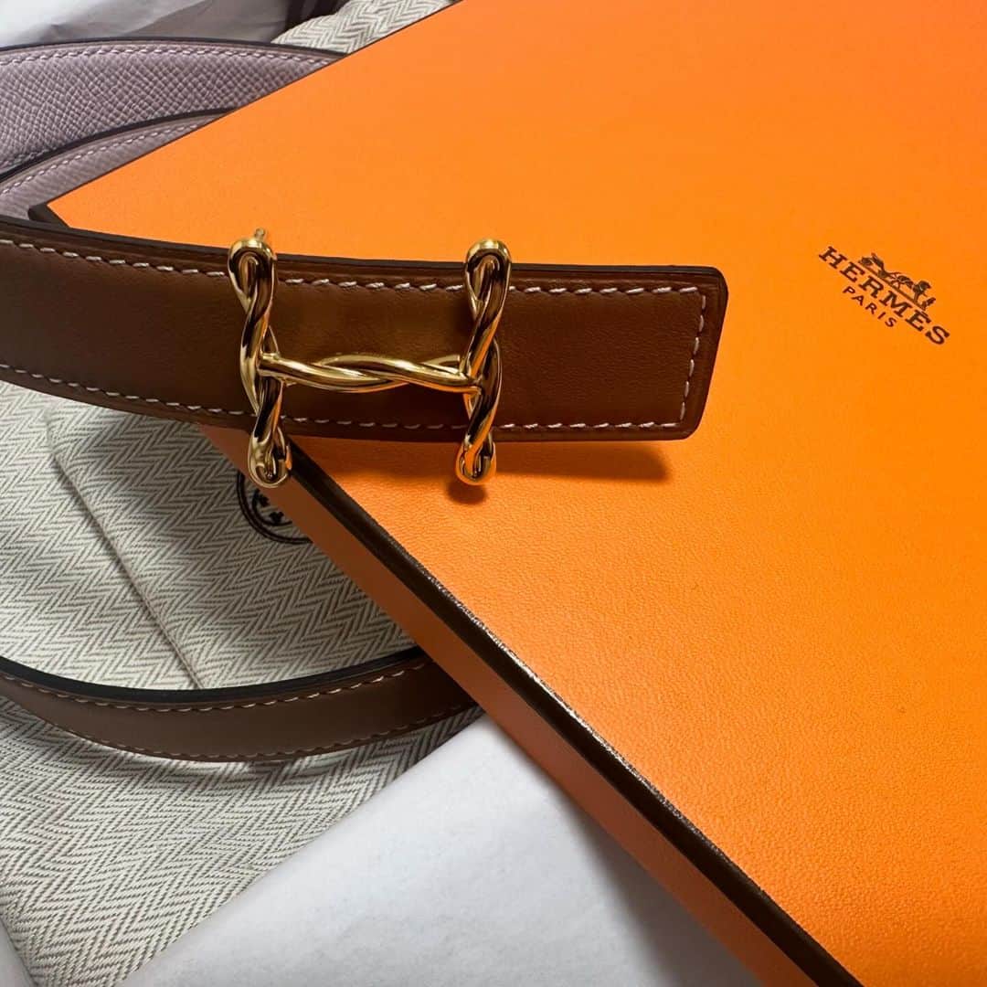 MIURAMAIさんのインスタグラム写真 - (MIURAMAIInstagram)「・ HERMES‪🧡‬‪ リバーシブルの裏が薄ピンクなの 可愛い🫶🏻🫶🏻 (濃いピンクのはサイズなかった🥲)  バックルも本当は欲しいやつが 売り切れてて買えなかった🥲  けど、在庫あるものの中で最善のベルト🫶🏻  最後はおしゃれ番長にビデオ通話で どっちがかわいい！？って決めてもらった🤭笑  可愛いデニム買ってもらったから それに合わせて🥰🥰🥰  JACOBのデニムなんて 一生履くことないと思ってた笑  履き心地よすぎて ほかのはけないよ🤣🤣🤣 さすが8万円の価値、、笑  いい洋服増えて 自分も見合うようになろうって 前向きになれる🥰  #エルメス #hermes #jacobcohën」11月26日 3時45分 - maitan_122