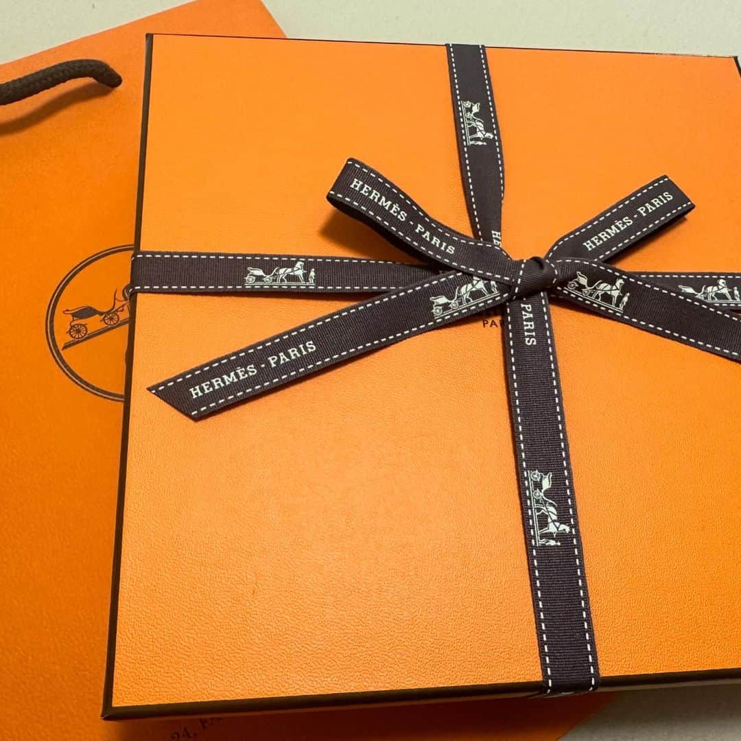 MIURAMAIさんのインスタグラム写真 - (MIURAMAIInstagram)「・ HERMES‪🧡‬‪ リバーシブルの裏が薄ピンクなの 可愛い🫶🏻🫶🏻 (濃いピンクのはサイズなかった🥲)  バックルも本当は欲しいやつが 売り切れてて買えなかった🥲  けど、在庫あるものの中で最善のベルト🫶🏻  最後はおしゃれ番長にビデオ通話で どっちがかわいい！？って決めてもらった🤭笑  可愛いデニム買ってもらったから それに合わせて🥰🥰🥰  JACOBのデニムなんて 一生履くことないと思ってた笑  履き心地よすぎて ほかのはけないよ🤣🤣🤣 さすが8万円の価値、、笑  いい洋服増えて 自分も見合うようになろうって 前向きになれる🥰  #エルメス #hermes #jacobcohën」11月26日 3時45分 - maitan_122