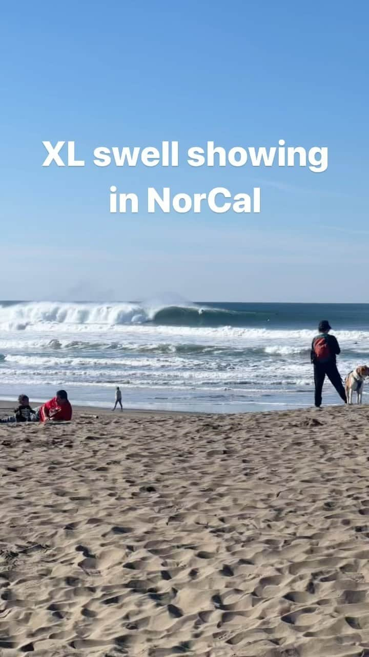 surflineのインスタグラム：「The same northwest swell that smashed Hawaii yesterday is building into NorCal today. (And SoCal tomorrow.) As of dawn, the Point Reyes buoy hit 11 feet at 20 seconds, with a wave energy of 5614kJ — which translates to very, very big. Click the link in bio to watch the live Ocean Beach stream. 🎥: @dgsc」