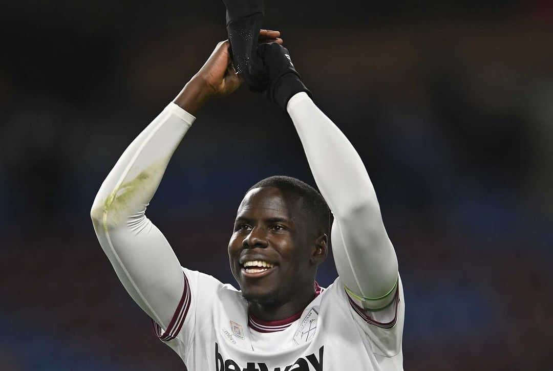 クル・ズマさんのインスタグラム写真 - (クル・ズマInstagram)「Top TEAM spirit again Great comeback ! ⚒️⚽️👊🏿 important 3 points after the break ⚽️ let’s Go TEAM @westham #uZoumaki」11月26日 3時56分 - kurtzouma