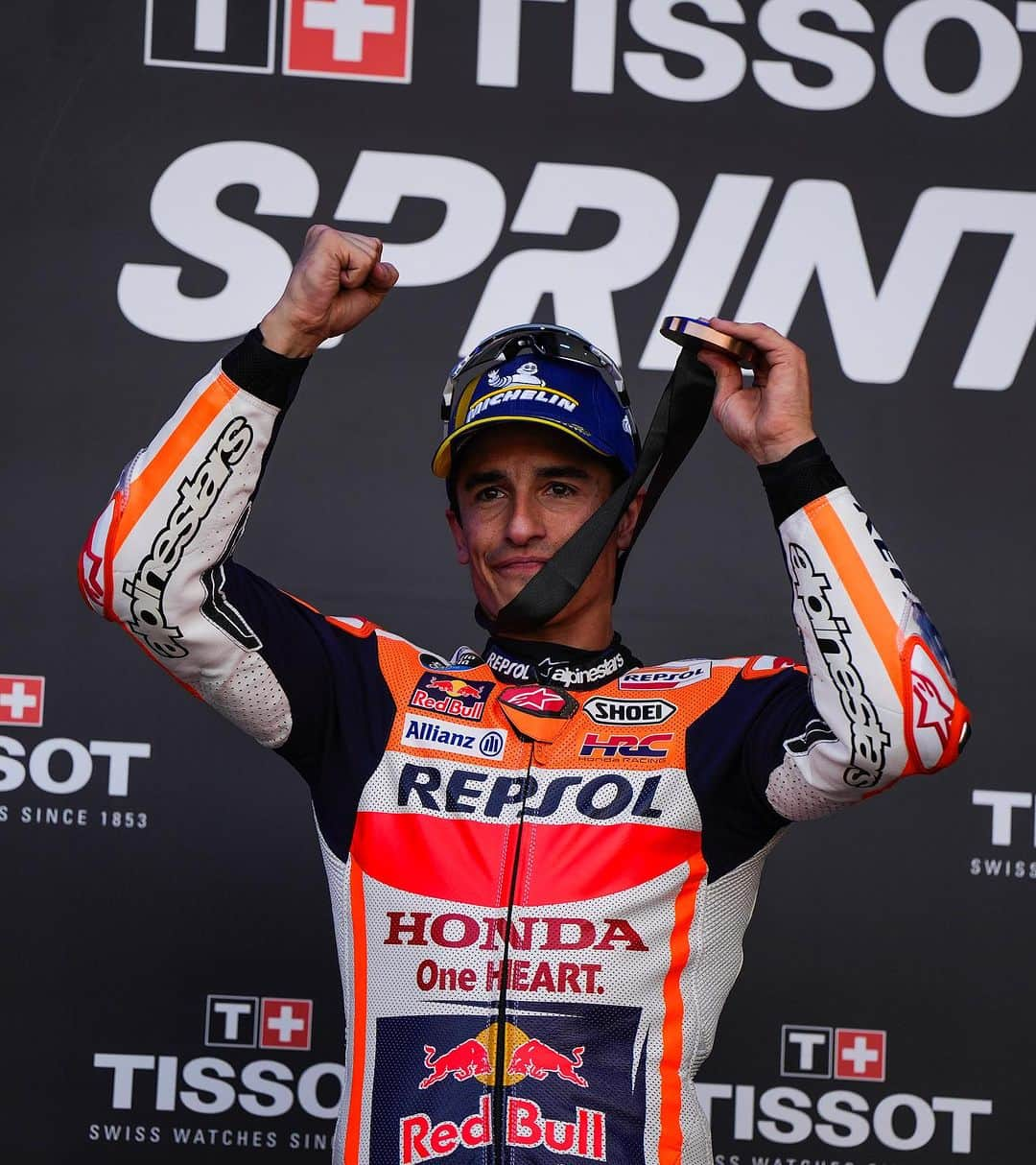 マルク・マルケスのインスタグラム：「Hoy ha sido un día increíble! ❤️💪 Este podio es de todos!  What an incredible day! This podium belongs to everyone!  #MM93 #ValenciaGP #MotoGP」