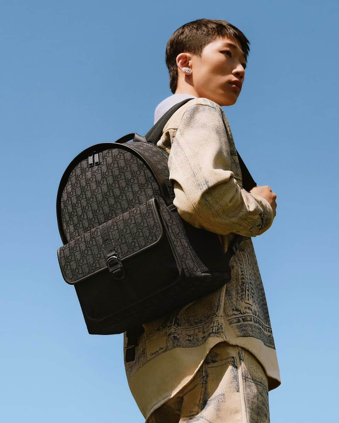 クリスチャンディオールのインスタグラム：「In the #DiorSpring24 men's collection by @MrKimJonesDior, codes are masterfully reconfigured, finding new form in archetypal items for a versatile contemporary wardrobe. Among the season's accessories, the 'Dior 1947 Baseball Cap' lends a sporty touch to silhouettes, the beret adds a military accent, and the 'Rider' backpack in the #DiorOblique motif delivers graphic impact.  © @AlasdairMcLellan」