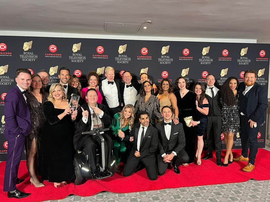 ヘレン・スケルトンのインスタグラム：「Very grateful to be a tiny part of this top team ….. testament to how hard everyone behind the scenes works to walk away best factual at the RTS Northwest awards. ❤️🙌📺 Thanks for watching. See you Monday 😜🏆」