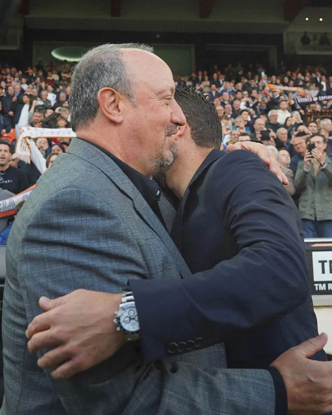 バレンシアCFのインスタグラム：「El 𝗺𝗮𝗲𝘀𝘁𝗿𝗼 y su 𝗽𝘂𝗽𝗶𝗹𝗼 🤝 🩵  #ValenciaCelta #RafaBenítez #RubénBaraja #RCCelta #LALIGAEASPORTS」