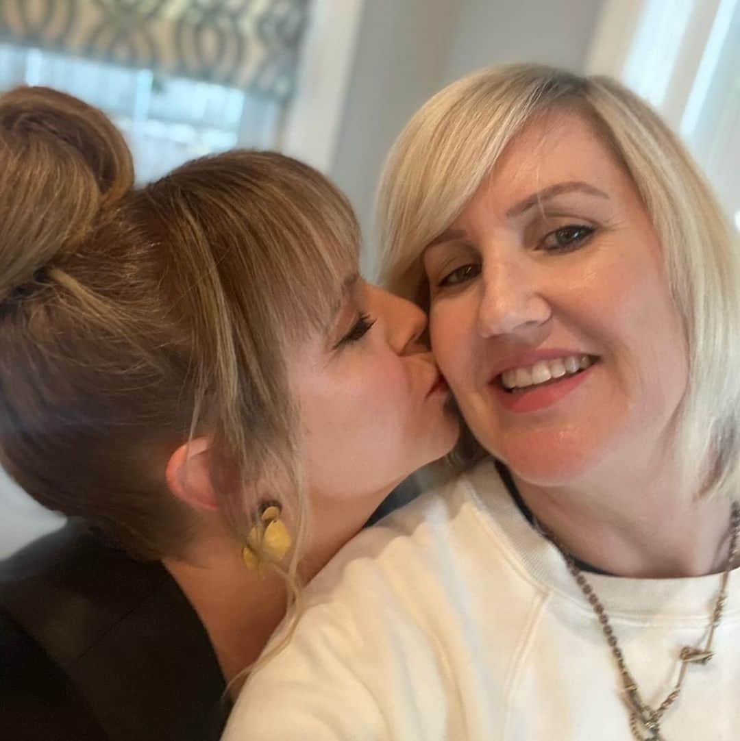 メリッサ・ジョーン・ハートのインスタグラム：「Happy birthday to the woman I have looked up to, imitated and loved for so long now! Cant wait to squeeze your face @kruegermekash!」