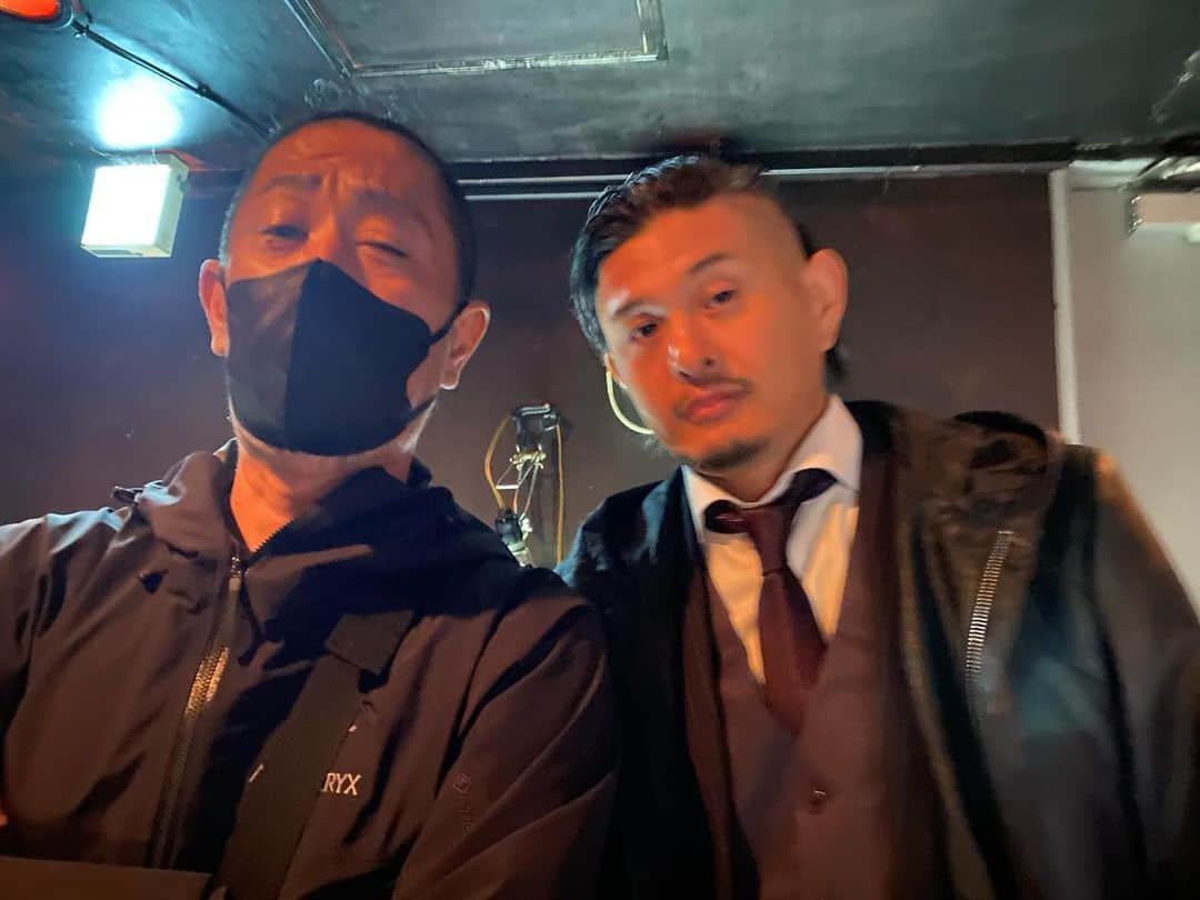 タテタカコのインスタグラム：「スキマ産業のライブでたくさんお世話になったり、マドナシさんとひーちゃんのお家🏠たくさん泊めていただきました『キツネの嫁入り』の マドナシさんが結婚式参加されてる合間にかけつけてくださってとっても嬉しかったです！ありがとうございました❗️」