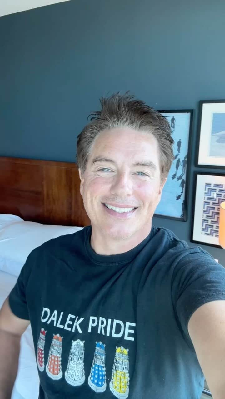 ジョン・バロウマンのインスタグラム：「Happy 60th Anniversary Doctor Who from this Companion to all involved in the Whoniverse. John Barrowman MBE  Aka: Captain Jack Harkness . #whovian #doctorwho #whoniverse #bbc #badwolf #love #lgbtq #davidtennant #johnbarrowman #bbcone #disneyplus #trending #doctorwhoday #diversity #inclusion」