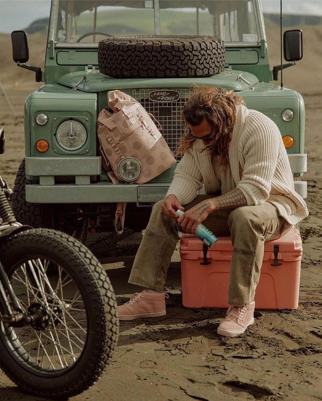 ジェイソン・モモアのインスタグラム：「Repost from @soill • Roam in style. The Dirty Pink and Black Wolf Chukka models are here. A suede upper, embossed pattern on the heel, ankle padding (faux fur-optional 😉), and recycled laces, rubber, and more. @prideofgypsies @stockezy @soillcanada @soilltaiwan #soill #ontheroam #dirtypink #blackwolf #chukkas」