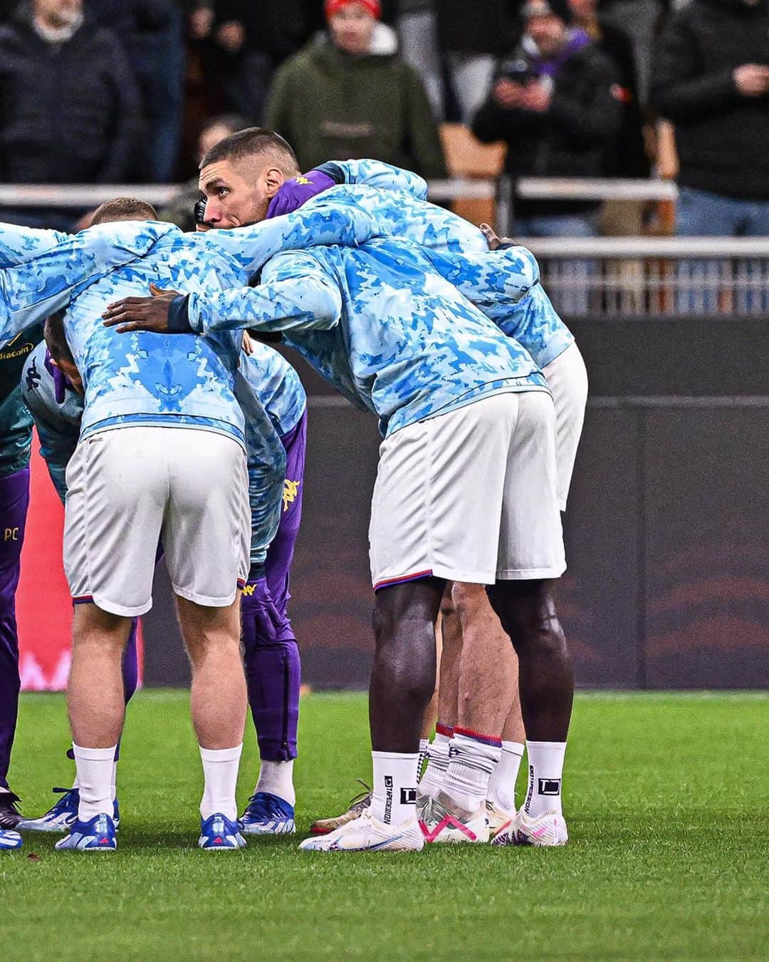 ACFフィオレンティーナさんのインスタグラム写真 - (ACFフィオレンティーナInstagram)「WARM UP 🔥💜⚜️  #ForzaViola💜 #forzaviola #fiorentina #milanfiorentina #seriea」11月26日 4時21分 - acffiorentina