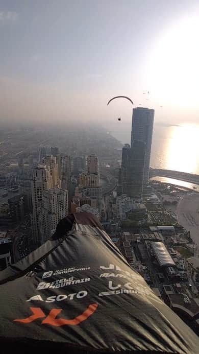 江本悠滋のインスタグラム：「The Beautiful sky of Dubai 🥰  Thank you for this opportunity @uaehikeandflychampionship」