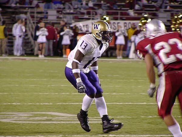 ネイト・ロビンソンのインスタグラム：「What’s ur favorite Apple 🍎 cup moment?  Mine was getting a INT to send the game into over time to beat #3 team in the nation WSU lol #holdat」