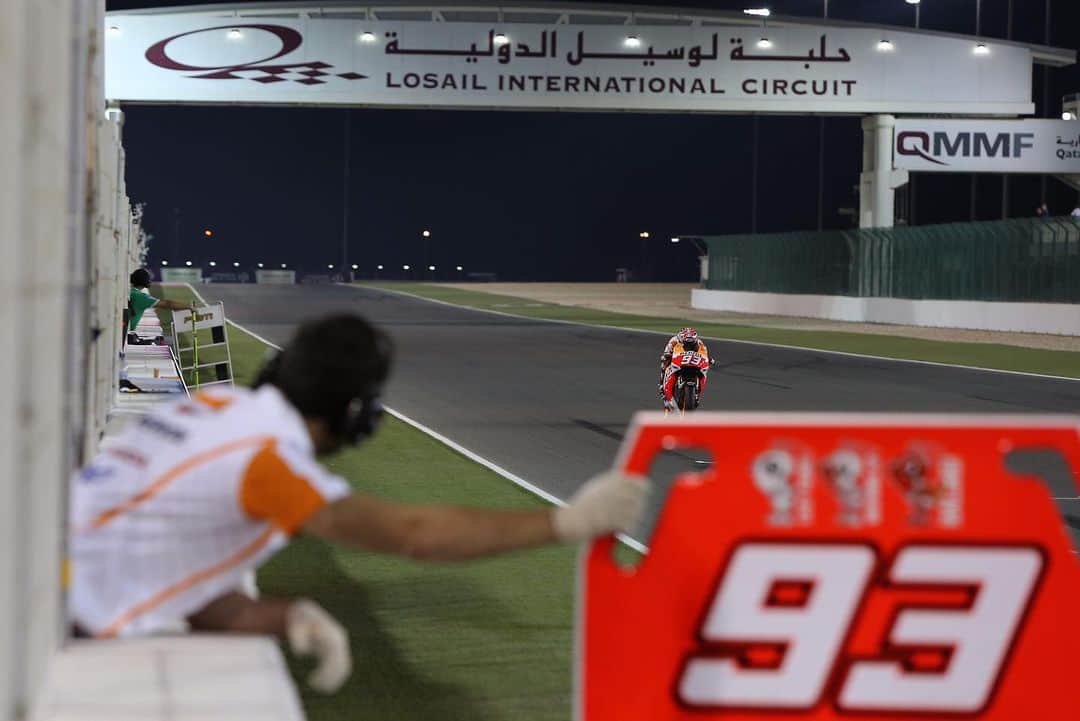 レプソル・ホンダさんのインスタグラム写真 - (レプソル・ホンダInstagram)「Win 07🏆  The first of a run of victories   that would go unmatched for a decade and counting. @marcmarquez93 converted his rookie MotoGP crown into an opening win of the year at the #QatarGP 🇶🇦  #LookingBackOnMM93🐜」11月26日 4時32分 - hrc_motogp